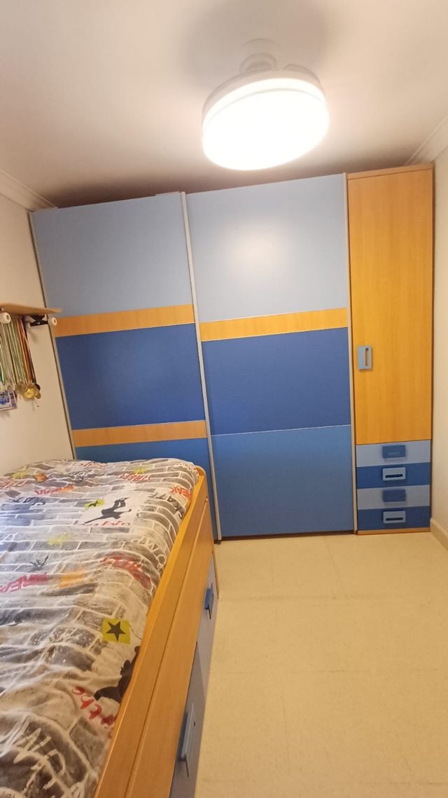 Ropero azul y madera