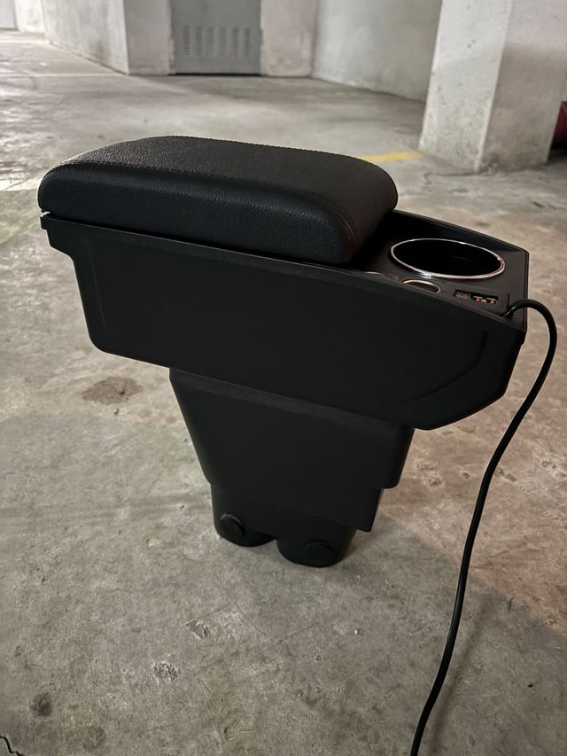 Reposabrazos para coche con cargador.