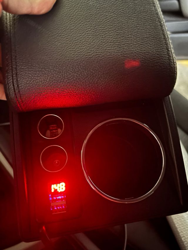 Reposabrazos para coche con cargador.