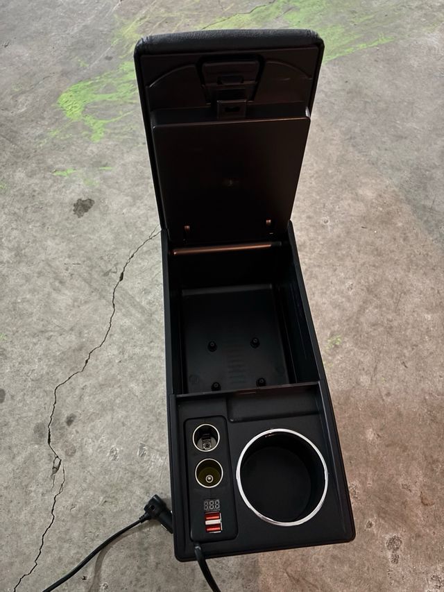 Reposabrazos para coche con cargador.