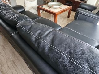 Sofá de piel negro