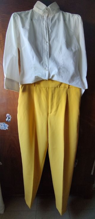 Camisa blanca y pantalón amarillo