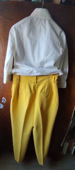 Camisa blanca y pantalón amarillo