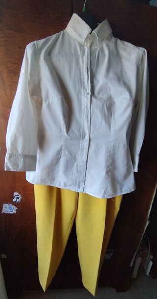 Camisa blanca y pantalón amarillo