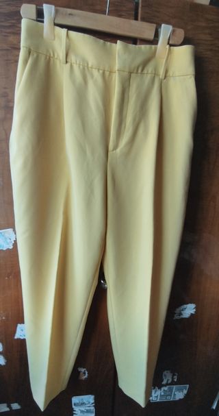 Camisa blanca y pantalón amarillo