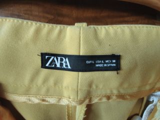 Camisa blanca y pantalón amarillo