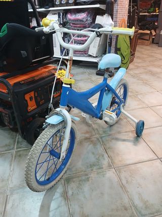 Bicicleta infantil azul y blanca
