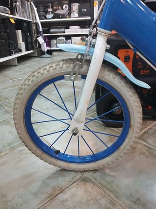 Bicicleta infantil azul y blanca