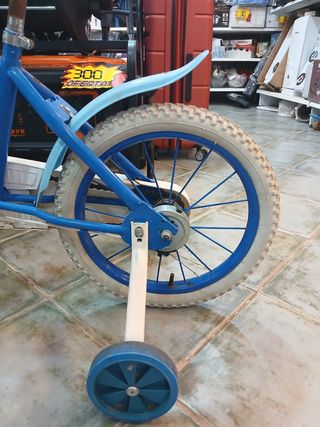 Bicicleta infantil azul y blanca