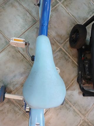 Bicicleta infantil azul y blanca