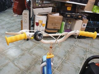 Bicicleta infantil azul y blanca