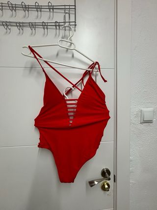 Bañador rojo con tiras cruzadas
