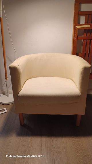 Butaca beige de tela y madera