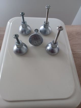 Tiradores de metal plateado para muebles