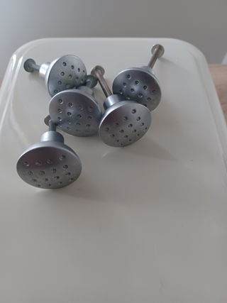 Tiradores de metal plateado para muebles