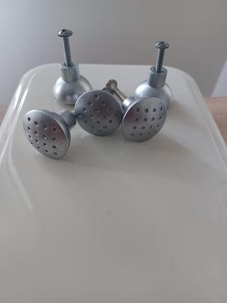 Tiradores de metal plateado para muebles