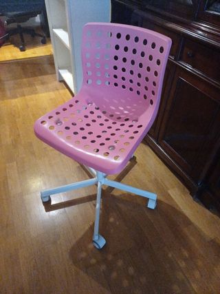 Silla giratoria rosa con ruedas