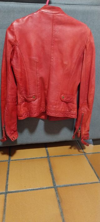 Cazadora de piel roja
