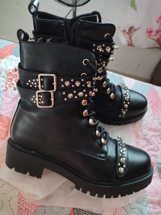 Botines negros con remaches y correas talla 40