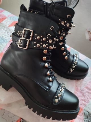 Botines negros con remaches y correas talla 40