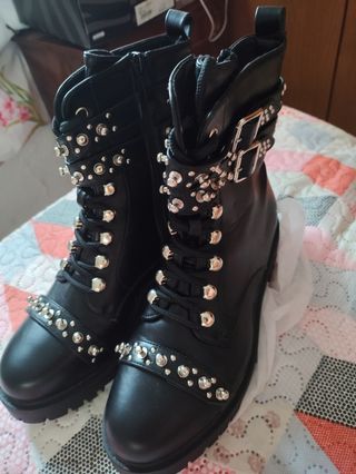 Botines negros con remaches y correas talla 40