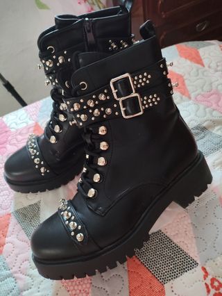 Botines negros con remaches y correas talla 40