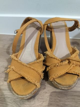 Sandalias amarillas de esparto