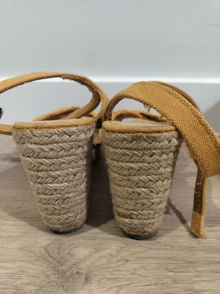 Sandalias amarillas de esparto