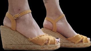 Sandalias amarillas de esparto