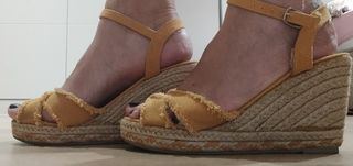 Sandalias amarillas de esparto