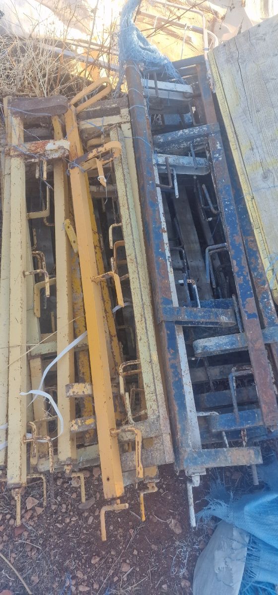 Sargentos y barrillas  de obra metálicos