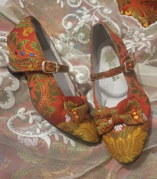 Zapatos de fallera rojos y dorados