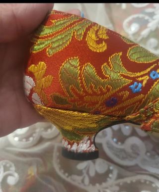 Zapatos de fallera rojos y dorados