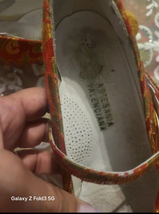 Zapatos de fallera rojos y dorados