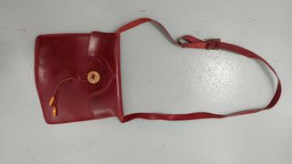 Bolso de piel rojo cuero