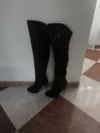 Botas altas negras con pedrería de Swarovski