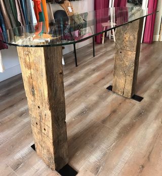 MESA REDONDA DE CRISTAL S/TRAVIESA DE MADERA