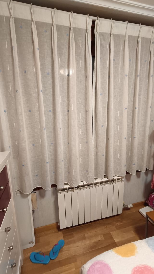 Cortinas blancas con estrellas azules y barra