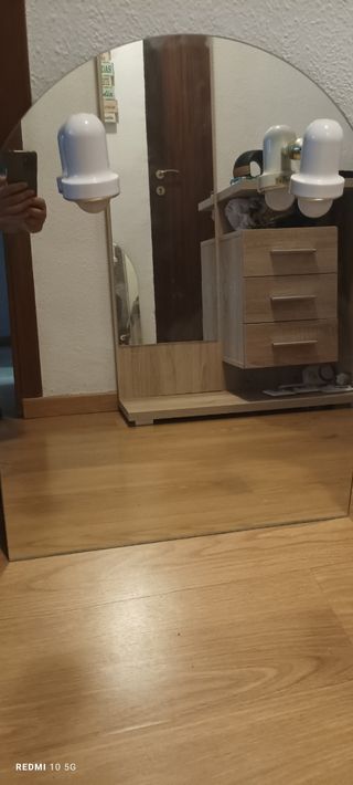 Espejo de baño con luz y bombillas funcionando