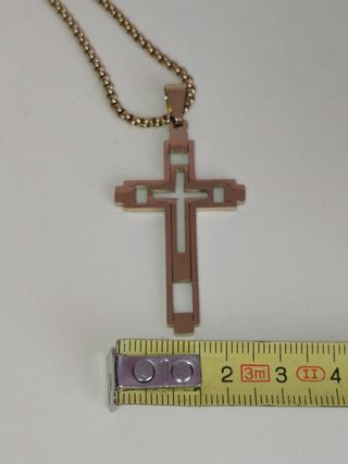 Croce con collana dorata crocifisso cattolico