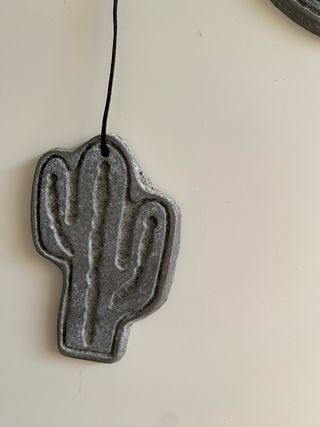 Espanta espíritos de metal cinza