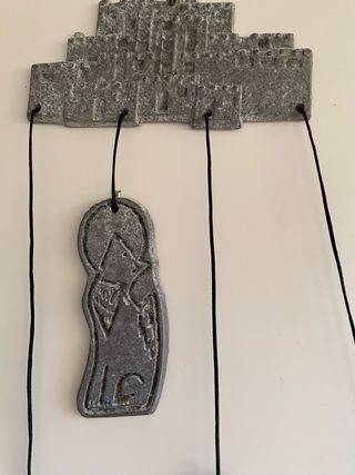 Espanta espíritos de metal cinza