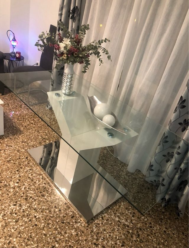 Mesa de comedor de cristal y base lacada blanca