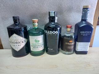 Bottiglie vuote gin Bareksten e BICKENS