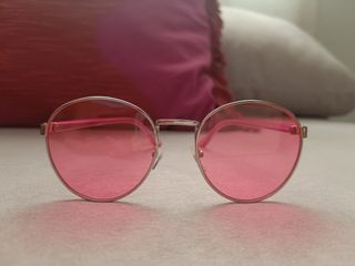 Gafas de sol redondas plateadas y rosas