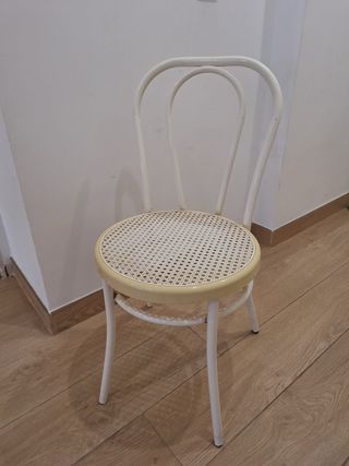 Silla de hierro y ratán beige