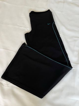 Pantalones Nike Flare Negro con Raya Azul