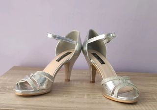 Sandalias plateadas talla 39 marca Amor Amore