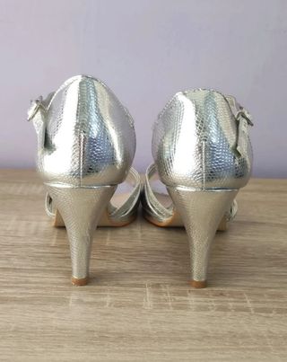 Sandalias plateadas talla 39 marca Amor Amore