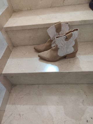 Botines camperos piel beige y blanco